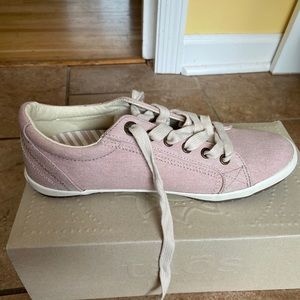 Pink täōs brand sneakers